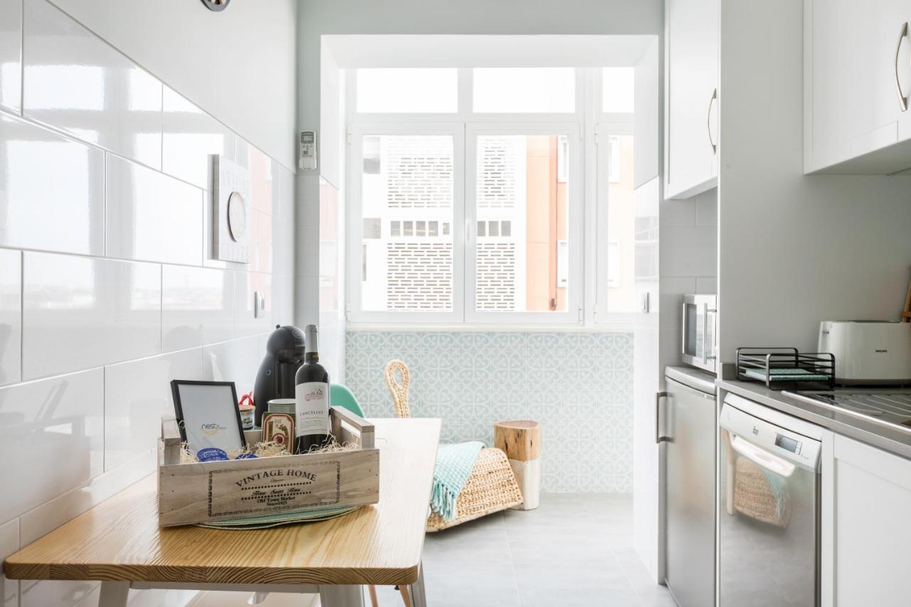 Stroll To Coffee Shops Near A Renovated Hillside Apartment In Graca 리스본 외부 사진