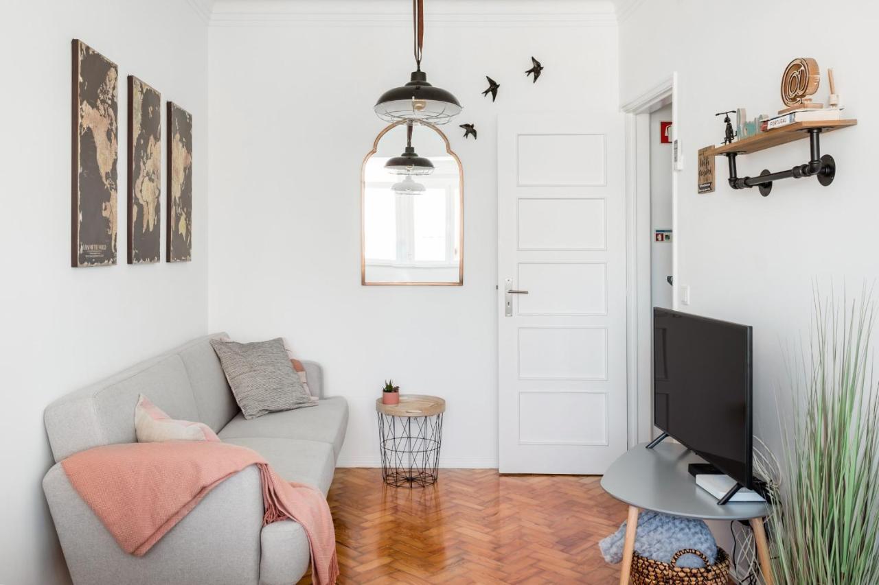 Stroll To Coffee Shops Near A Renovated Hillside Apartment In Graca 리스본 외부 사진
