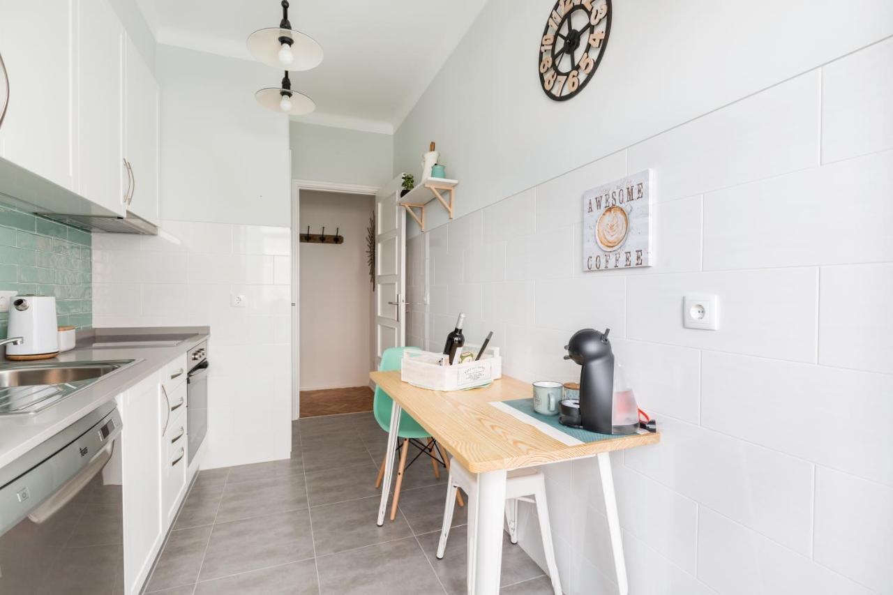 Stroll To Coffee Shops Near A Renovated Hillside Apartment In Graca 리스본 외부 사진