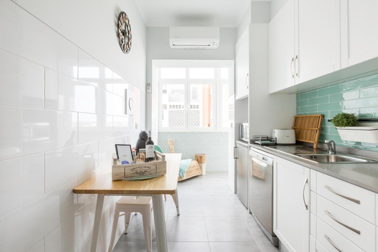 Stroll To Coffee Shops Near A Renovated Hillside Apartment In Graca 리스본 외부 사진