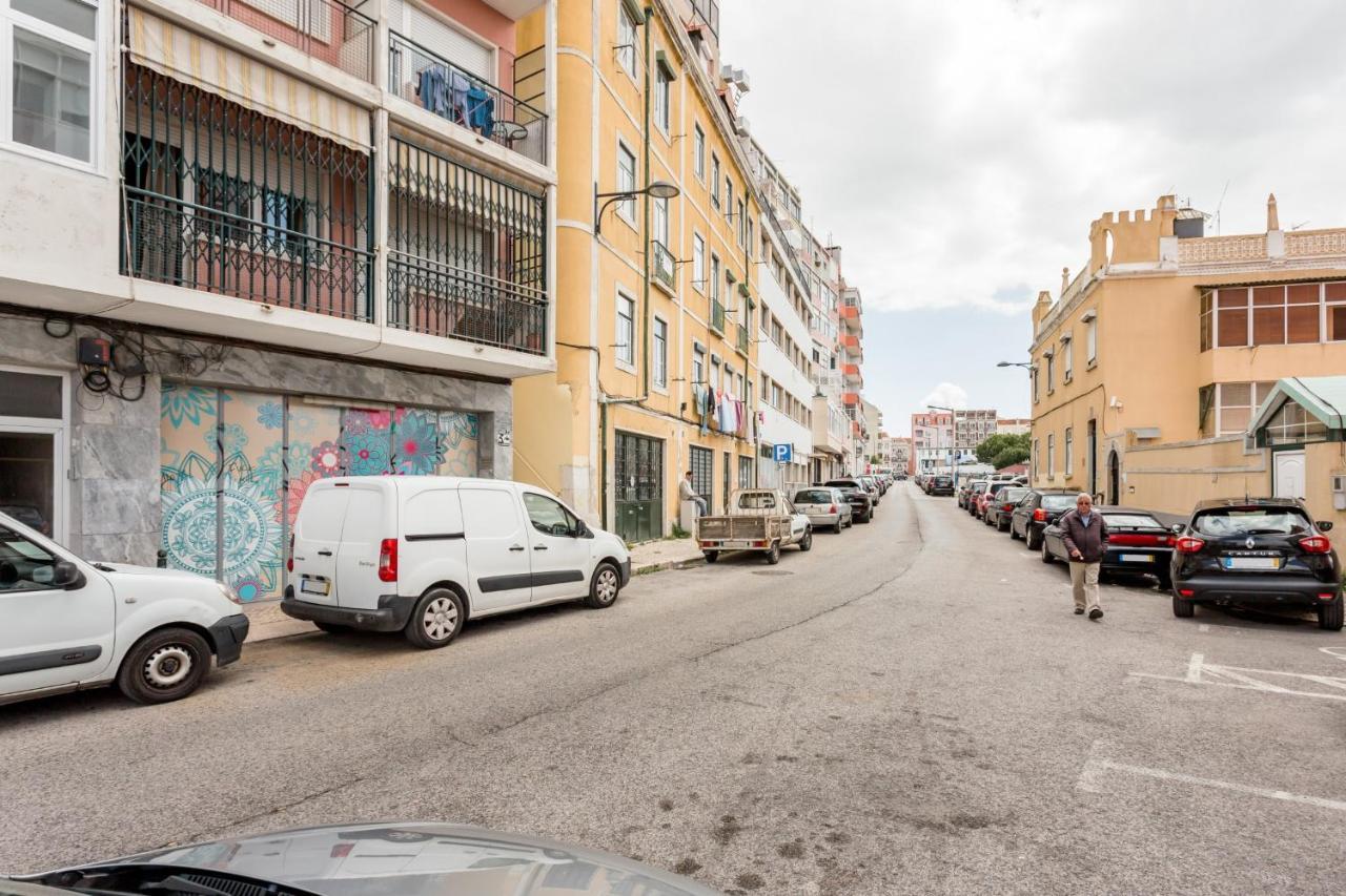 Stroll To Coffee Shops Near A Renovated Hillside Apartment In Graca 리스본 외부 사진