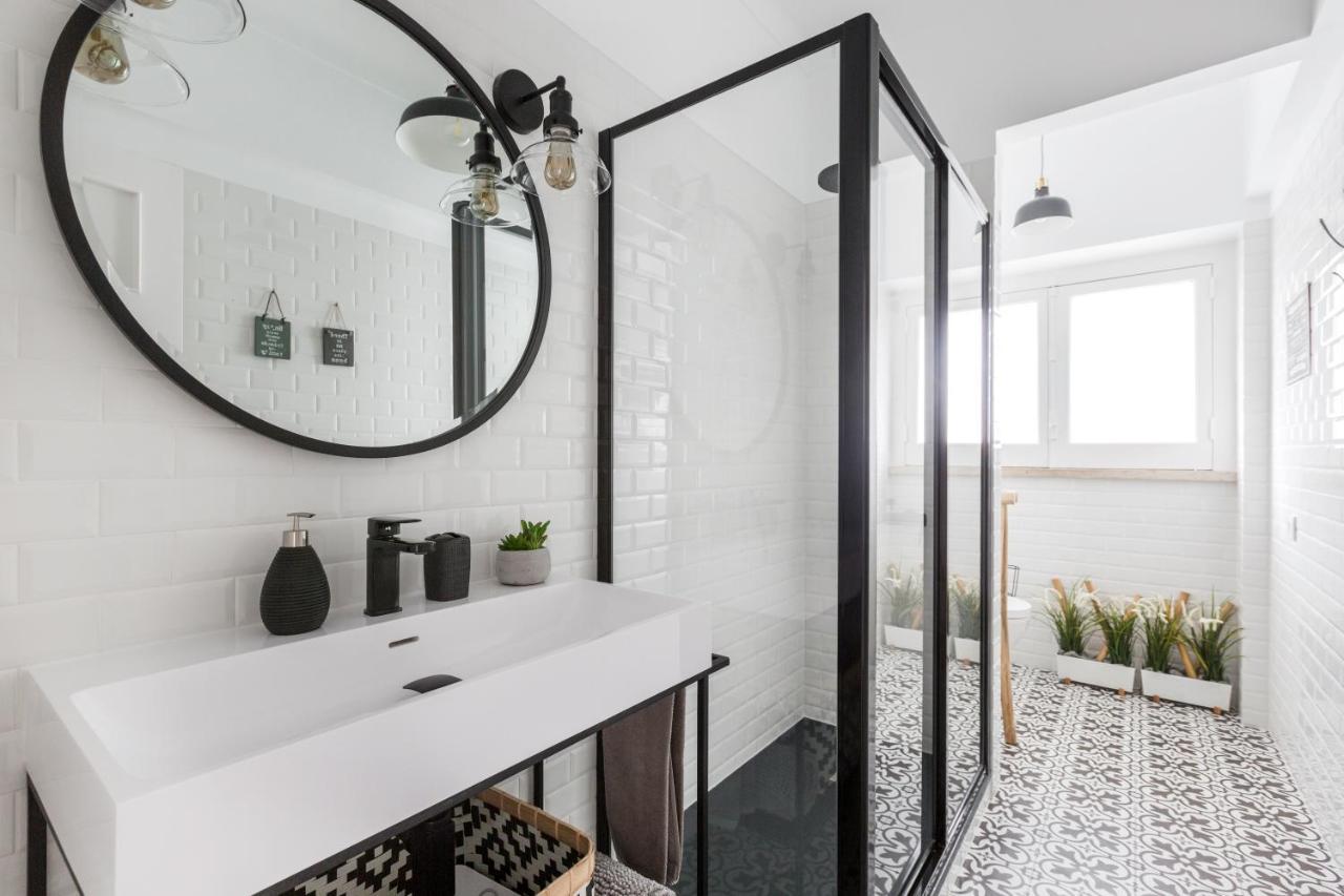 Stroll To Coffee Shops Near A Renovated Hillside Apartment In Graca 리스본 외부 사진