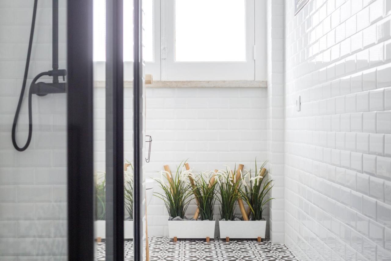 Stroll To Coffee Shops Near A Renovated Hillside Apartment In Graca 리스본 외부 사진