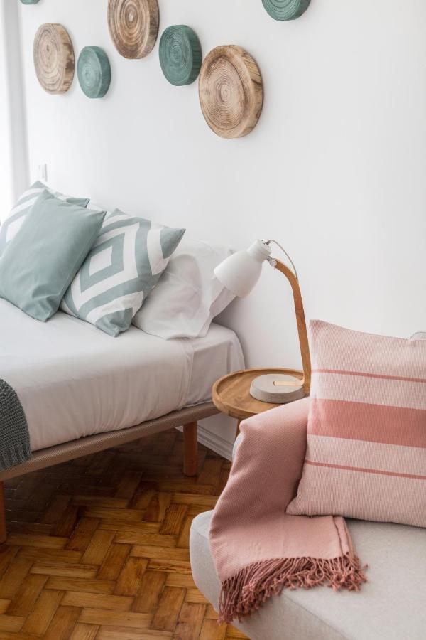 Stroll To Coffee Shops Near A Renovated Hillside Apartment In Graca 리스본 외부 사진