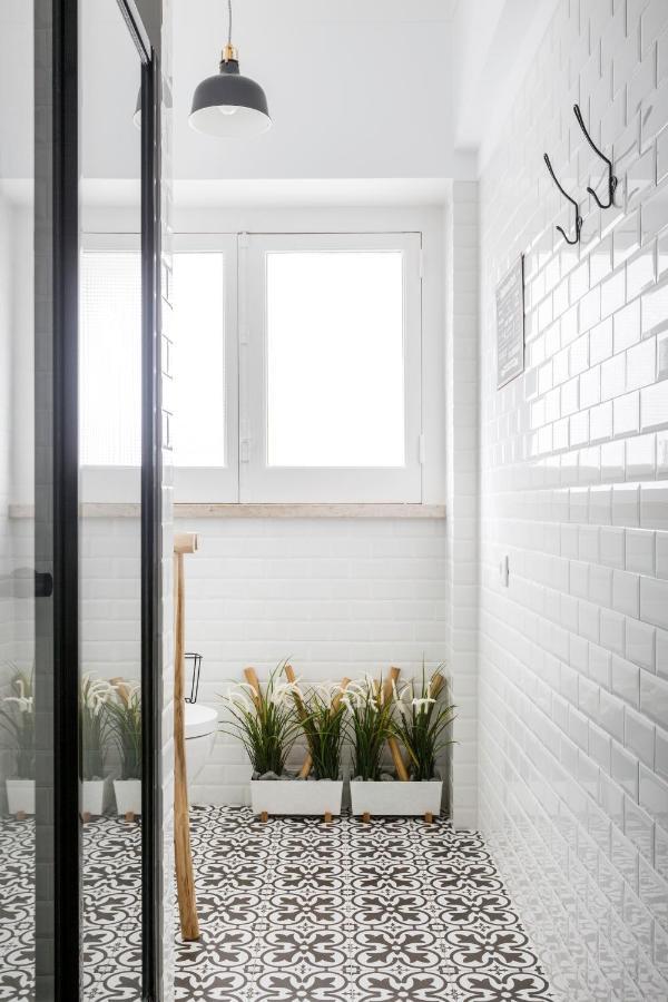 Stroll To Coffee Shops Near A Renovated Hillside Apartment In Graca 리스본 외부 사진