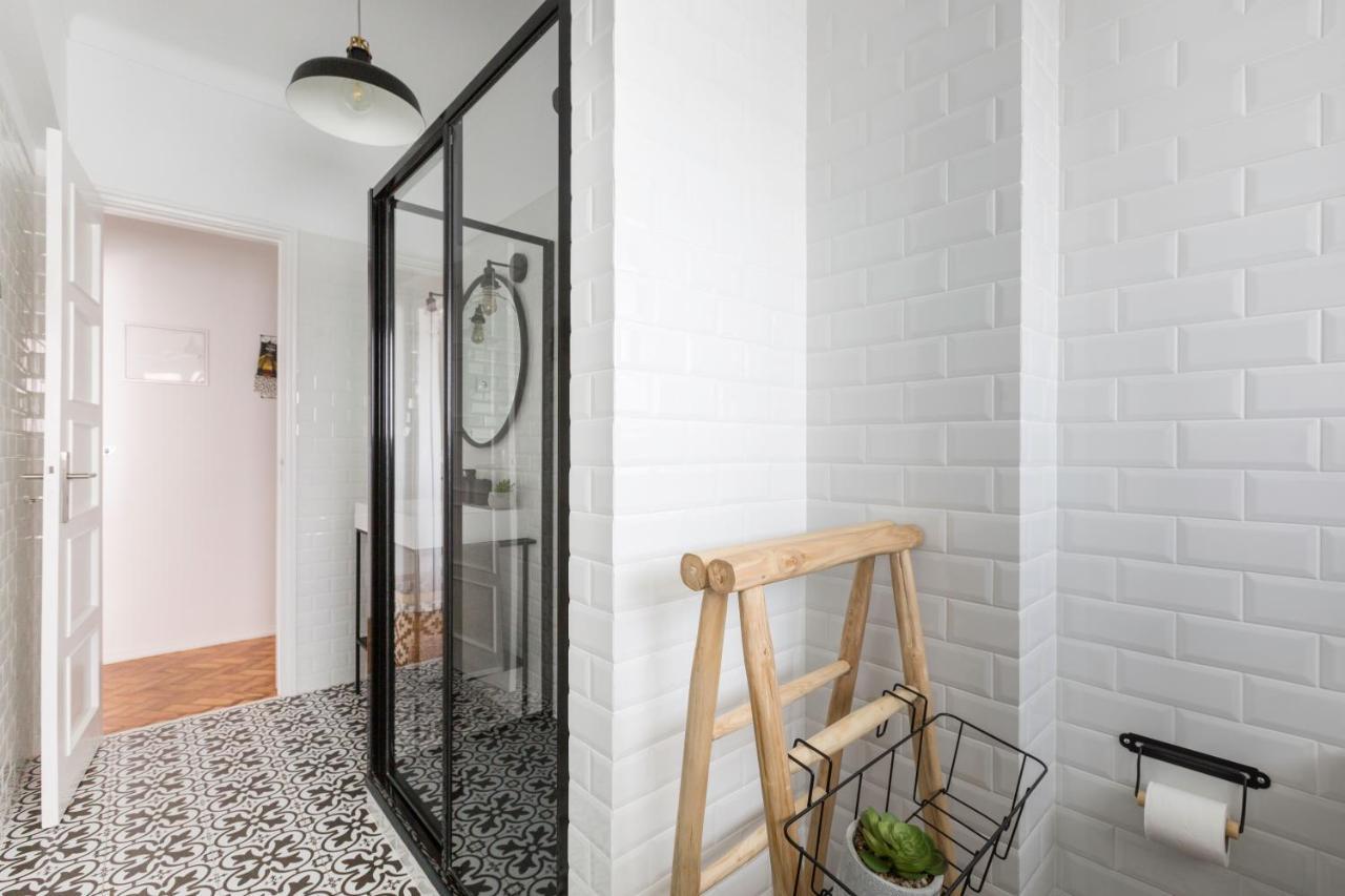 Stroll To Coffee Shops Near A Renovated Hillside Apartment In Graca 리스본 외부 사진
